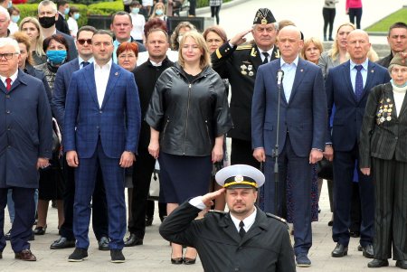 Старшеклассники одесских школ возобновили несение Вахты Памяти на Аллее Славы (фоторепортаж)