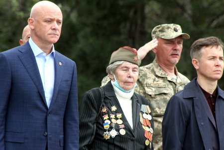 Старшеклассники одесских школ возобновили несение Вахты Памяти на Аллее Славы (фоторепортаж)