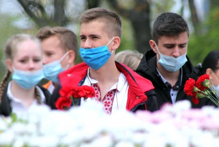 Старшеклассники одесских школ возобновили несение Вахты Памяти на Аллее Славы (фоторепортаж)