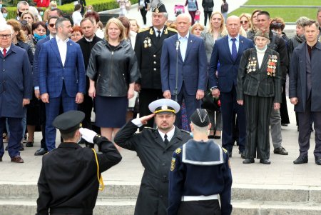Старшеклассники одесских школ возобновили несение Вахты Памяти на Аллее Славы (фоторепортаж)