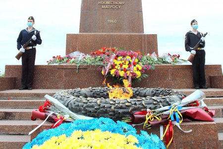 Старшеклассники одесских школ возобновили несение Вахты Памяти на Аллее Славы (фоторепортаж)