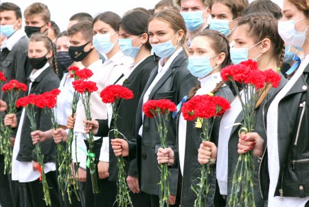 Старшеклассники одесских школ возобновили несение Вахты Памяти на Аллее Славы (фоторепортаж)