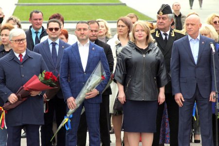 Старшеклассники одесских школ возобновили несение Вахты Памяти на Аллее Славы (фоторепортаж)