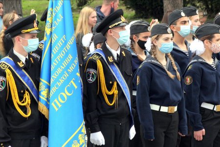 Старшеклассники одесских школ возобновили несение Вахты Памяти на Аллее Славы (фоторепортаж)