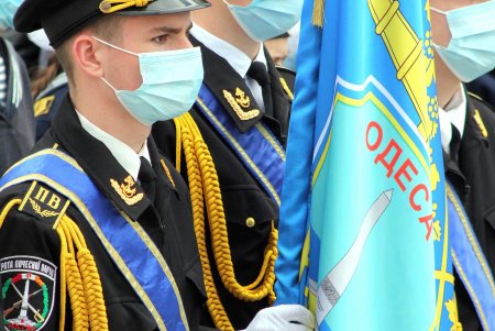 Старшеклассники одесских школ возобновили несение Вахты Памяти на Аллее Славы (фоторепортаж)