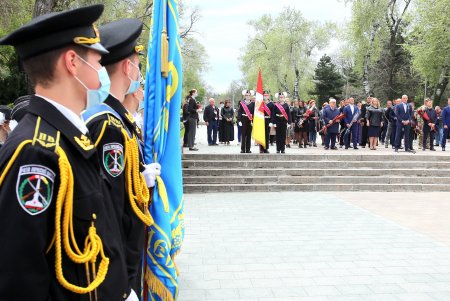 Старшеклассники одесских школ возобновили несение Вахты Памяти на Аллее Славы (фоторепортаж)