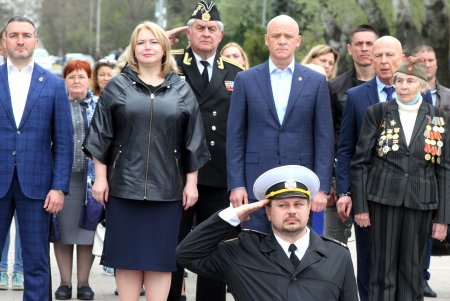 Старшеклассники одесских школ возобновили несение Вахты Памяти на Аллее Славы (фоторепортаж)