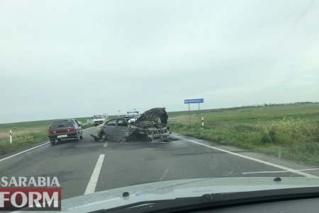 На трассе Одесса-Рени Lexus врезался в отбойник и загорелся: пассажира госпитализировали (обновлено)