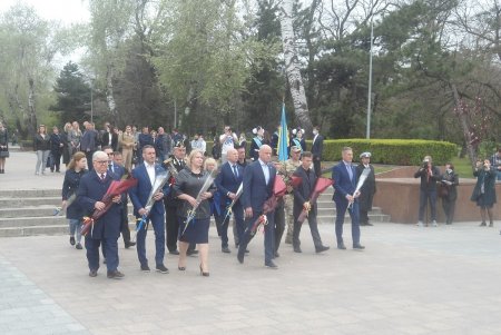 На Аллее Славы по случаю Дня памяти и примирения возложили цветы к памятнику Неизвестному матросу (фото)
