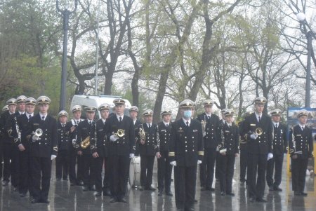 На Аллее Славы по случаю Дня памяти и примирения возложили цветы к памятнику Неизвестному матросу (фото)