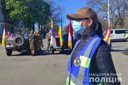 Правопорядок в городе обеспечивают более 1300 полицейских, а вблизи кладбищ дежурят усиленные патрули (фото)