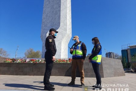 Правопорядок в городе обеспечивают более 1300 полицейских, а вблизи кладбищ дежурят усиленные патрули (фото)