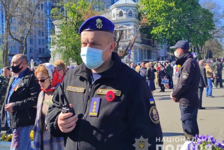 Правопорядок в городе обеспечивают более 1300 полицейских, а вблизи кладбищ дежурят усиленные патрули (фото)