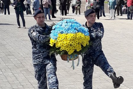 День Победы: сотни одесситов приняли участие в возложении цветов к стелле на площади 10 Апреля (фото)