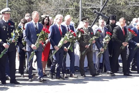 День Победы: сотни одесситов приняли участие в возложении цветов к стелле на площади 10 Апреля (фото)
