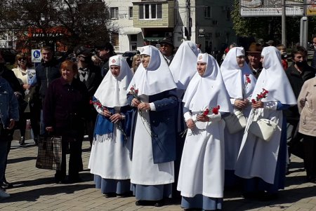 День Победы: сотни одесситов приняли участие в возложении цветов к стелле на площади 10 Апреля (фото)
