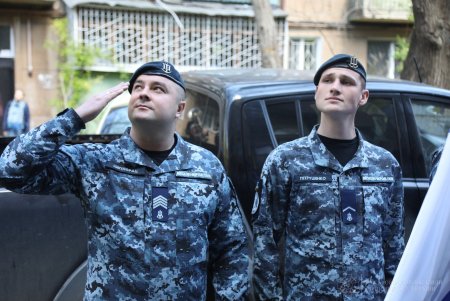 Под окнами 100-летнего ветерана Ивана Кулибабы играл военный оркестр (фото)