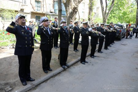 Под окнами 100-летнего ветерана Ивана Кулибабы играл военный оркестр (фото)