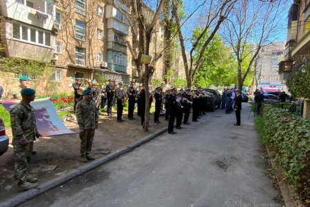 Под окнами 100-летнего ветерана Ивана Кулибабы играл военный оркестр (фото)