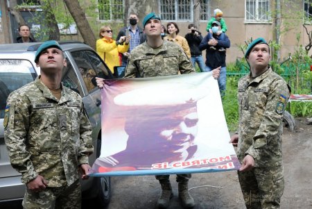 Под окнами 100-летнего ветерана Ивана Кулибабы играл военный оркестр (фото)
