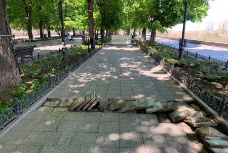 Гранитная плитка трех видов: начался ремонт пешеходной зоны Приморского бульвара (фото, видеокомментарий)