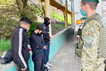 По 1000 евро за «билет»: трое нелегалов прибыли на судне из Турции в Черноморск (фото, видео)