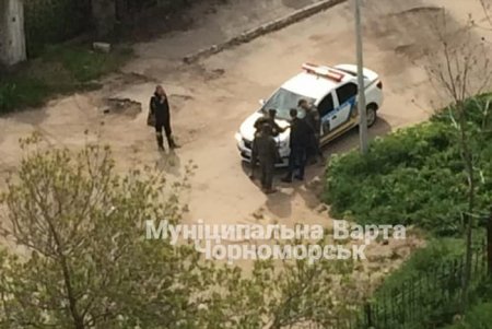 Полицейские Черноморска на заброшенной базе отдыха задержали мужчин с наркотиками