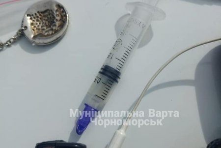 Полицейские Черноморска на заброшенной базе отдыха задержали мужчин с наркотиками