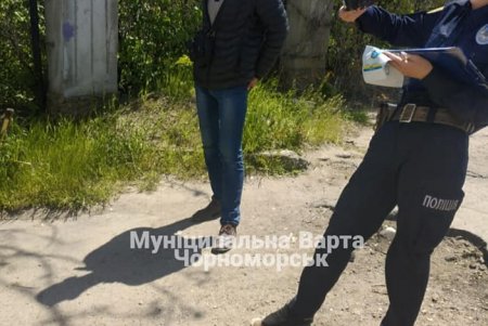 Полицейские Черноморска на заброшенной базе отдыха задержали мужчин с наркотиками