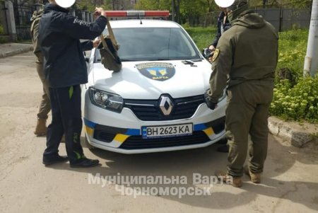 Полицейские Черноморска на заброшенной базе отдыха задержали мужчин с наркотиками