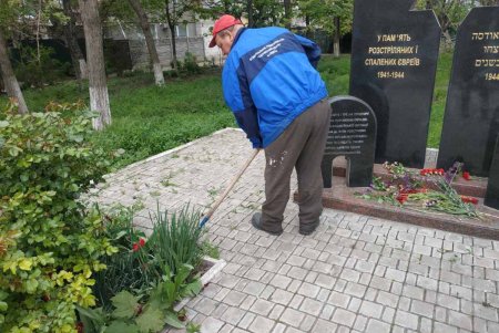 Коммунальщики очистили памятники и бюветы в Киевском районе (фото)
