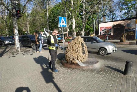 Коммунальщики очистили памятники и бюветы в Киевском районе (фото)