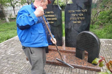 Коммунальщики очистили памятники и бюветы в Киевском районе (фото)