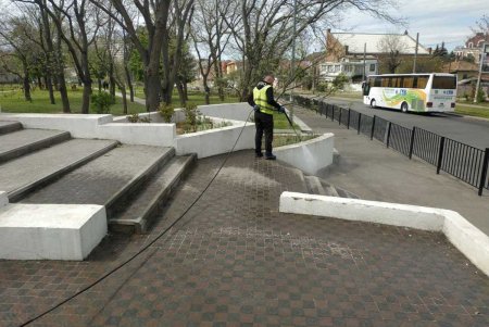 Коммунальщики очистили памятники и бюветы в Киевском районе (фото)