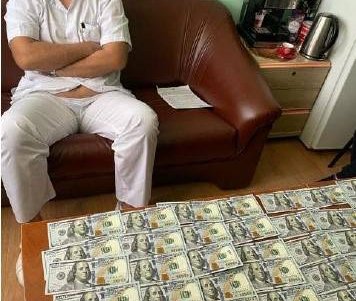 Одесский кардиохирург задержан при получении взятки в 11 тысяч долларов за бесплатную операцию на сердце (фото)