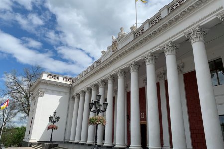 Одессу украшают цветами: всего установят 200 подвесных ваз с петуниями (фото)