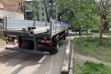 Коммунальщики заменили опоры наружного освещения в Малиновском районе (фото)