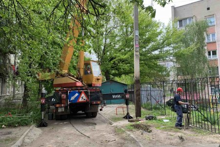 Коммунальщики заменили опоры наружного освещения в Малиновском районе (фото)
