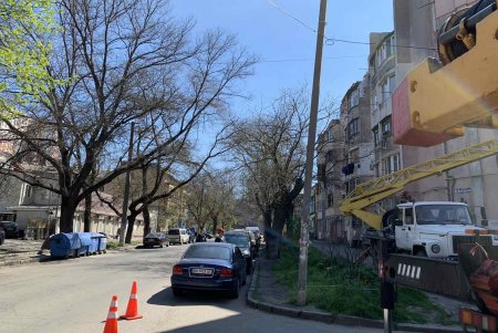 Коммунальщики заменили опоры наружного освещения в Малиновском районе (фото)