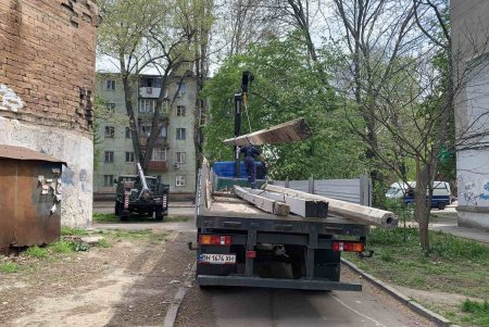 Коммунальщики заменили опоры наружного освещения в Малиновском районе (фото)