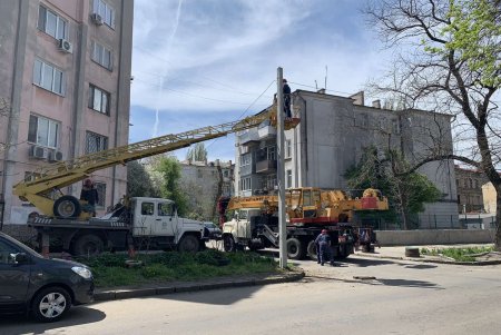 Коммунальщики заменили опоры наружного освещения в Малиновском районе (фото)