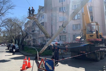 Коммунальщики заменили опоры наружного освещения в Малиновском районе (фото)