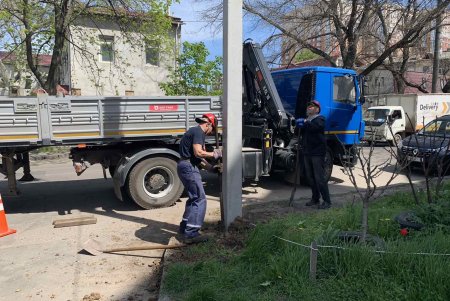 Коммунальщики заменили опоры наружного освещения в Малиновском районе (фото)