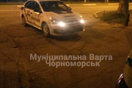 Ночью в Черноморске мужчина разгуливал с макетом взрывчатки (фото)