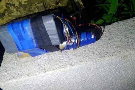 Ночью в Черноморске мужчина разгуливал с макетом взрывчатки (фото)