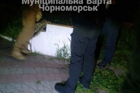 Ночью в Черноморске мужчина разгуливал с макетом взрывчатки (фото)