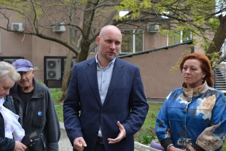 В многоэтажке на Таирова за счет города заменено 700 квадратных метров поврежденной кровли (фото)