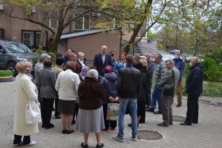 В многоэтажке на Таирова за счет города заменено 700 квадратных метров поврежденной кровли (фото)
