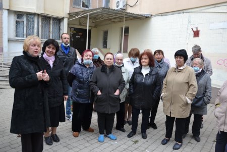 В многоэтажке на Таирова за счет города заменено 700 квадратных метров поврежденной кровли (фото)