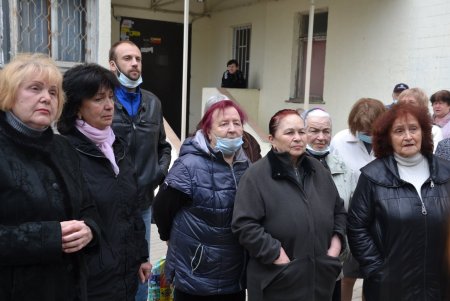 В многоэтажке на Таирова за счет города заменено 700 квадратных метров поврежденной кровли (фото)